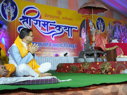 सीएम धामी ने पद्म विभूषण जगद्गुरु स्वामी रामभद्राचार्य जी का अभिनंदन कर लिया आशीर्वाद