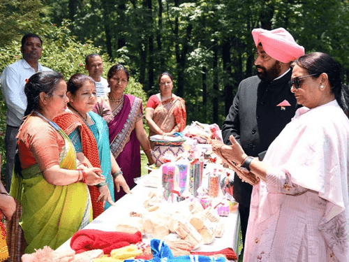राज्यपाल गुरमीत सिंह ने स्वयं सहायता समूहों की महिलाओं द्वारा बनाए गए उत्पादों की प्रदर्शनी का किया अवलोकन