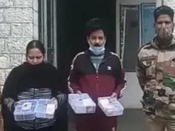 पुलिस ने गाड़ी से बरामद किये नकली नोट, आरोपी गिरफ्तार