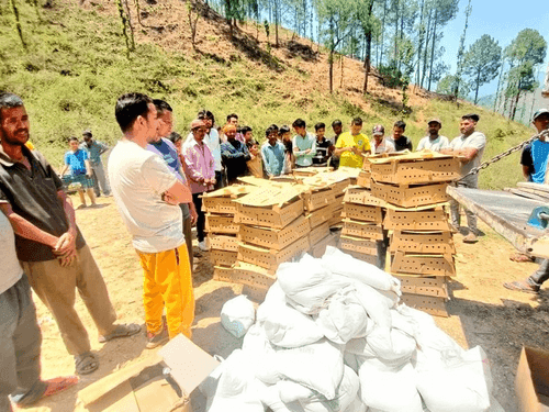 आजीविका वृद्धि हेतु 70 लाभार्थियों को कुक्कुट चूजे किये गये वितरित