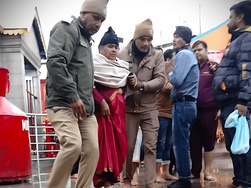 मंदिर परिसर में बेहोश हुई श्रद्धालु को दिया गया प्राथमिक उपचार