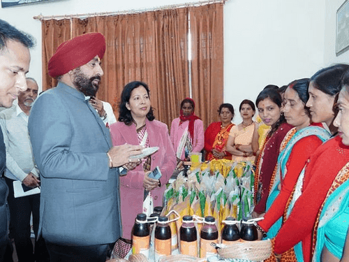 राज्यपाल गुरमीत सिंह ने स्वयं सहायता समूह के उत्पादों का किया अवलोकन
