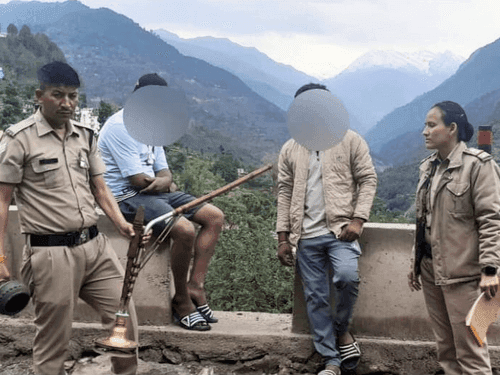 सार्वजनिक स्थान पर हुक्का पी रहे 04 युवकों के विरूद्ध की गई कार्यवाही