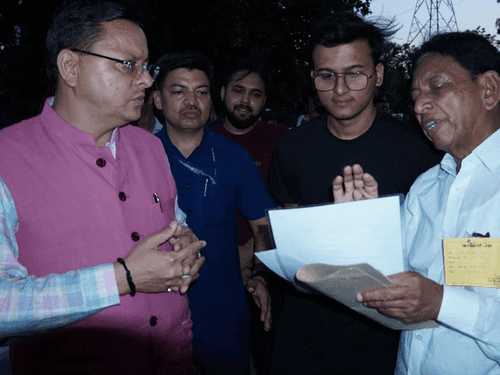 सीएम धामी ने चंपावत में क्षेत्रीय जनता से मुलाकात कर जानी उनकी समस्याएं