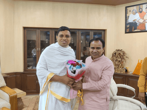 Image for कैबिनेट मंत्री डाॅ0 धन सिंह रावत ने आचार्य बालकृष्ण जी से की भेंट
