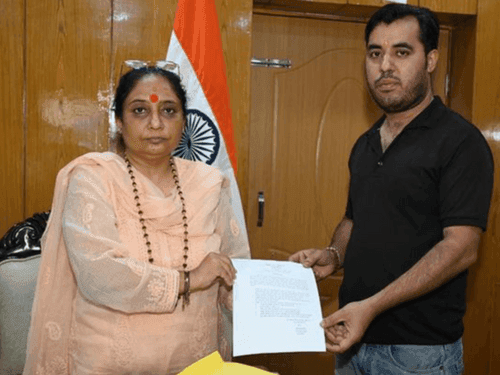 विधानसभा अध्यक्ष श्रीमती ऋतु खण्डूरी ने मृतक आश्रितों को प्रदान किया नियुक्ति पत्र