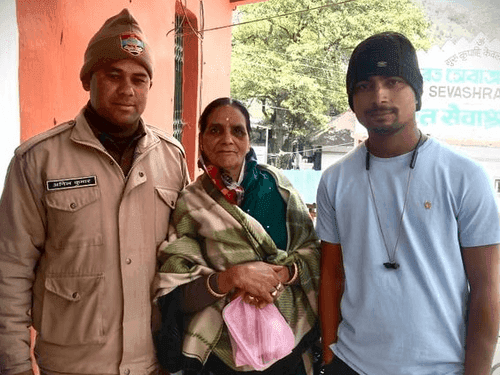 परिजनों से बिछड़ी श्रद्धालु को मिलाया उनके परिवार से