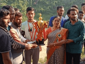 क्रिकेट टूर्नामेंट के फाइनल मैच में ग्राम पाेखरी की टीम बनी विजेता