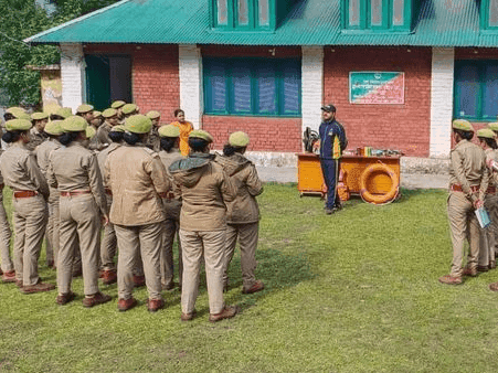 एसडीआरएफ द्वारा प्रशिक्षु वन आरक्षियों को दी गई जानकारी