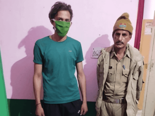 होटल में अवैध शराब रखने पर अल्मोड़ा पुलिस द्वारा की गई कार्यवाही