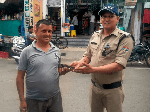 Image for सोमेश्वर पुलिस ने खोये हुए फोन को किया उसके मालिक के सुपुर्द