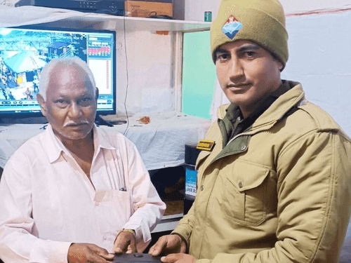 Image for चमोली पुलिस ने खोये हुए फोन को किया उसके मालिक के सुपुर्द