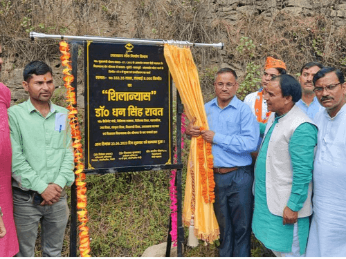 Image for कैबिनेट मंत्री डाॅ0 धन सिंह रावत ने डामरीकरण कार्य का किया शिलान्यास