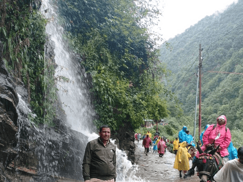 तीर्थयात्रियों की सेवा में तत्परता से जुटी उत्तरखण्ड पुलिस