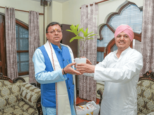 सीएम धामी ने विभिन्न जनकल्याणकारी योजनाओं से कराया अवगत