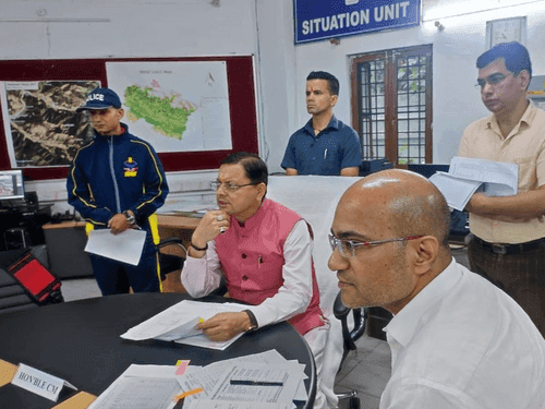 सीएम धामी ने आपदा कंट्रोल रूम पहुंचकर विभिन्न क्षेत्रों की स्थिति का लिया जायजा