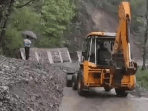 प्रदेश में आफत की बारिश, मलबा आने के कारण सड़कें बंद