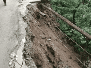 नैनीताल में सड़क का 20 मीटर हिस्सा खाई में समाया