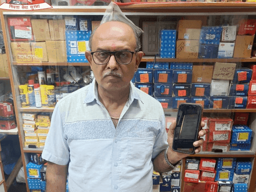 Image for उत्तरकाशी पुलिस ने खोये हुए फोन को किया उसके स्वामी के सुपुर्द
