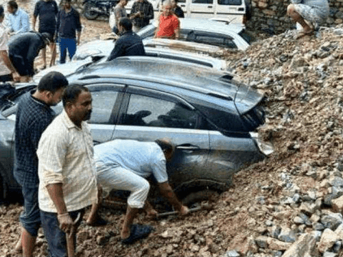 Image for पार्किंग में खड़ी गाड़ियों पर गिरा मलबा, 3 कार क्षतिग्रस्त