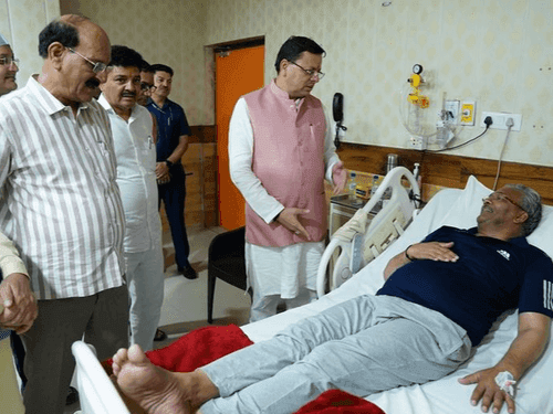 सीएम धामी ने पूर्व सीएम त्रिवेंद्र सिंह रावत की जानी कुशलक्षेम