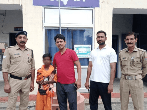 Image for मार्ग में बिछड़े शिवभक्त को पुलिस ने किया उसके परिजनों के सुपुर्द