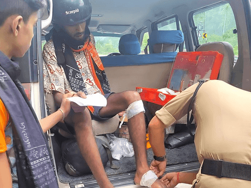 Image for बद्रीनाथ मार्ग पर चोटिल हुए व्यक्ति को चमोली पुलिस द्वारा दिया गया प्राथमिक उपचार