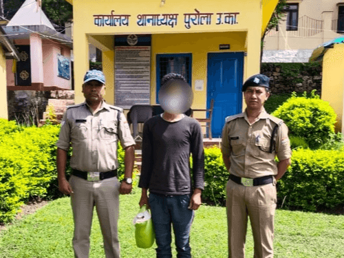Image for 05 लीटर अवैध कच्ची शराब के साथ तस्कर गिरफ्तार