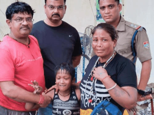 Image for हरिद्वार पुलिस ने मानसिक रूप से अस्वस्थ बालक को किया उसके परिजनों के सुपुर्द