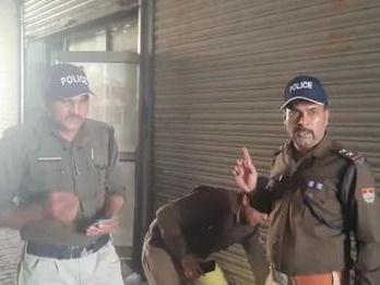 Image for पुलिस टीम ने छापा मारकर 8 लोगों को किया गिरफ्तार