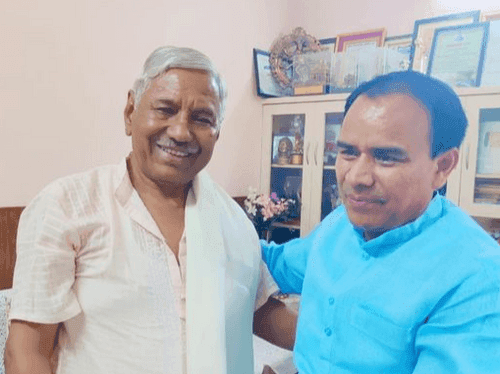 कैबिनेट मंत्री डाॅ0 धन सिंह रावत ने सुप्रसिद्ध लोक गायक नरेंद्र सिंह नेगी से की मुलाकात