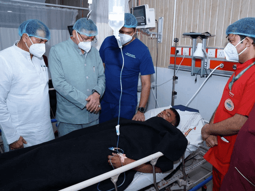 Image for सीएम धामी ने जनपद चमोली की घटना में घायल हुए छह लोगों का हाल-चाल जाना