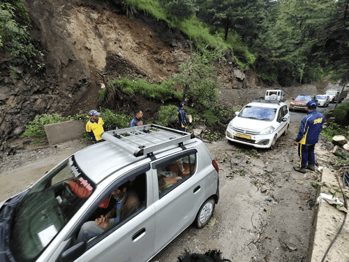 विशालकाय पेड़ के गिरने से बाधित हुए यातायात को एसडीआरएफ द्वारा किया गया सुचारू