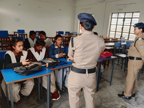 Image for अल्मोड़ा पुलिस टीम द्वारा जागरूकता कार्यक्रम का किया गया आयोजन
