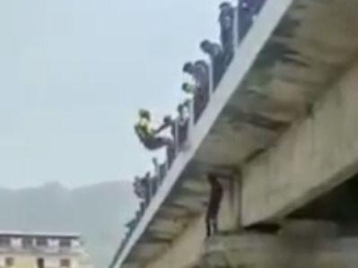 Image for पुल से छलांग लगाते युवक की एसडीआरएफ ने देवदूत बनकर बचाई जान