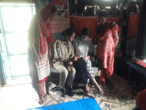 Image for अल्मोड़ा पुलिस ने घर-घर जाकर गौरा शक्ति एप के बारे में दी विस्तृत जानकारी