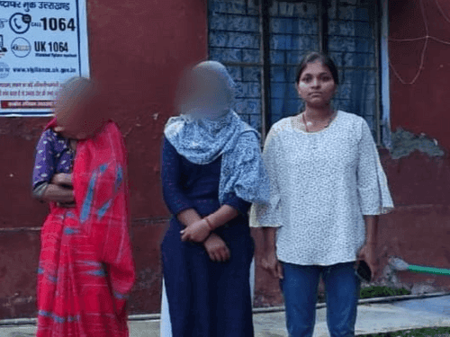 Image for अल्मोड़ा पुलिस ने गुमशुदा बालिका को किया उसके परिजनों के सुपुर्द