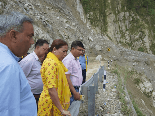 Image for कैबिनेट मंत्री रेखा आर्या ने जनपद चंपावत में आपदाग्रस्त राजमार्ग का किया स्थलीय निरीक्षण