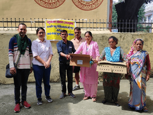 आजीविका वृद्धि हेतु एक दिवसीय कुक्कुट चूजों का किया गया वितरण
