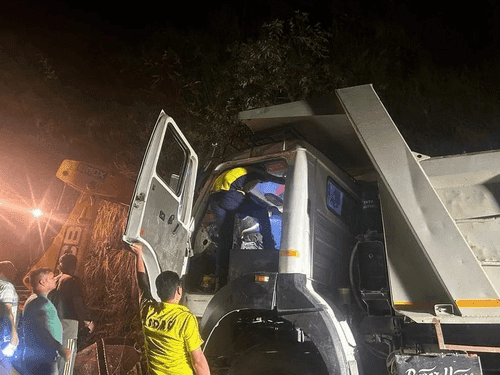 गुमाखाल मार्ग पर ट्रक हुआ दुर्घटनाग्रस्त, एसडीआरएफ द्वारा किया गया रेस्क्यू