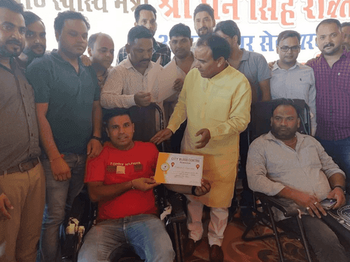 स्वास्थ्य मंत्री डाॅ0 धन सिंह रावत ने रक्तदाताओं को बांटे सर्टिफिकेट