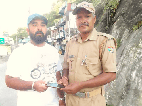 जवान ने खोये हुए फोन को किया उसके मालिक के सुपुर्द