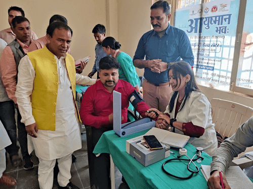 स्वास्थ्य मंत्री डाॅ0 धन सिंह रावत ने पाबौं में आयोजित रक्तदान शिविर में किया प्रतिभाग