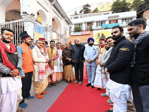 उपराष्ट्रपति ने गंगोत्री धाम के दर्शन कर गंगोत्री मंदिर एवं गंगा तट पर की पूजा अर्चना