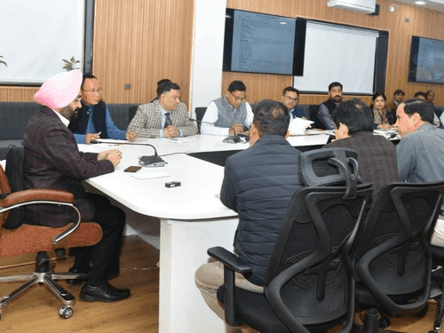 मुख्य सचिव ने रेलवे से संबंधित मुद्दों के निस्तारण के लिए की बैठक