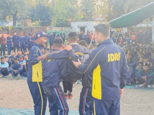 एसडीआरएफ द्वारा एन0सी0सी कैडेट्स को दी गई रेस्क्यू उपकरणों की जानकारी