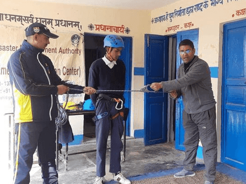 एसडीआरएफ द्वारा राजकीय इंटर कॉलेज भटवाड़ी में छात्र-छात्राओं को कराया गया अभ्यास