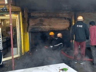 जूते-चप्पल की दुकान में लगी भीषण आग, मची अफरा-तफरी