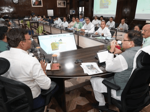 सीएम धामी ने जल स्रोतों के पुनर्जीवीकरण के लिए प्रभावी प्रयास करने के दिए निर्देश