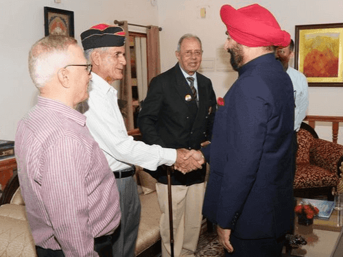 असम रेजिमेंट के पूर्व सैनिकों ने राज्यपाल गुरमीत सिंह से की भेंट